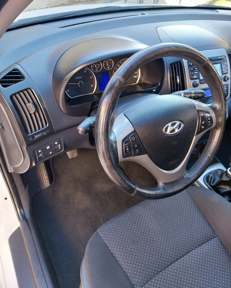 Hyundai I30 1.6 crdi-128 к.с., снимка 12 - Автомобили и джипове - 47709959