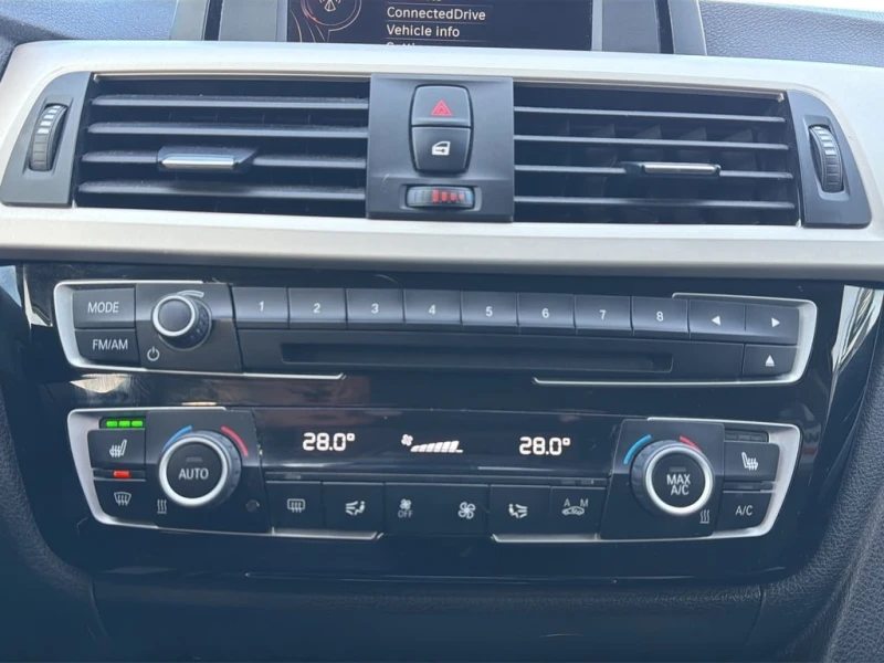 BMW 320 * 320i xDrive clean carfax heated leather seats * , снимка 15 - Автомобили и джипове - 52931331