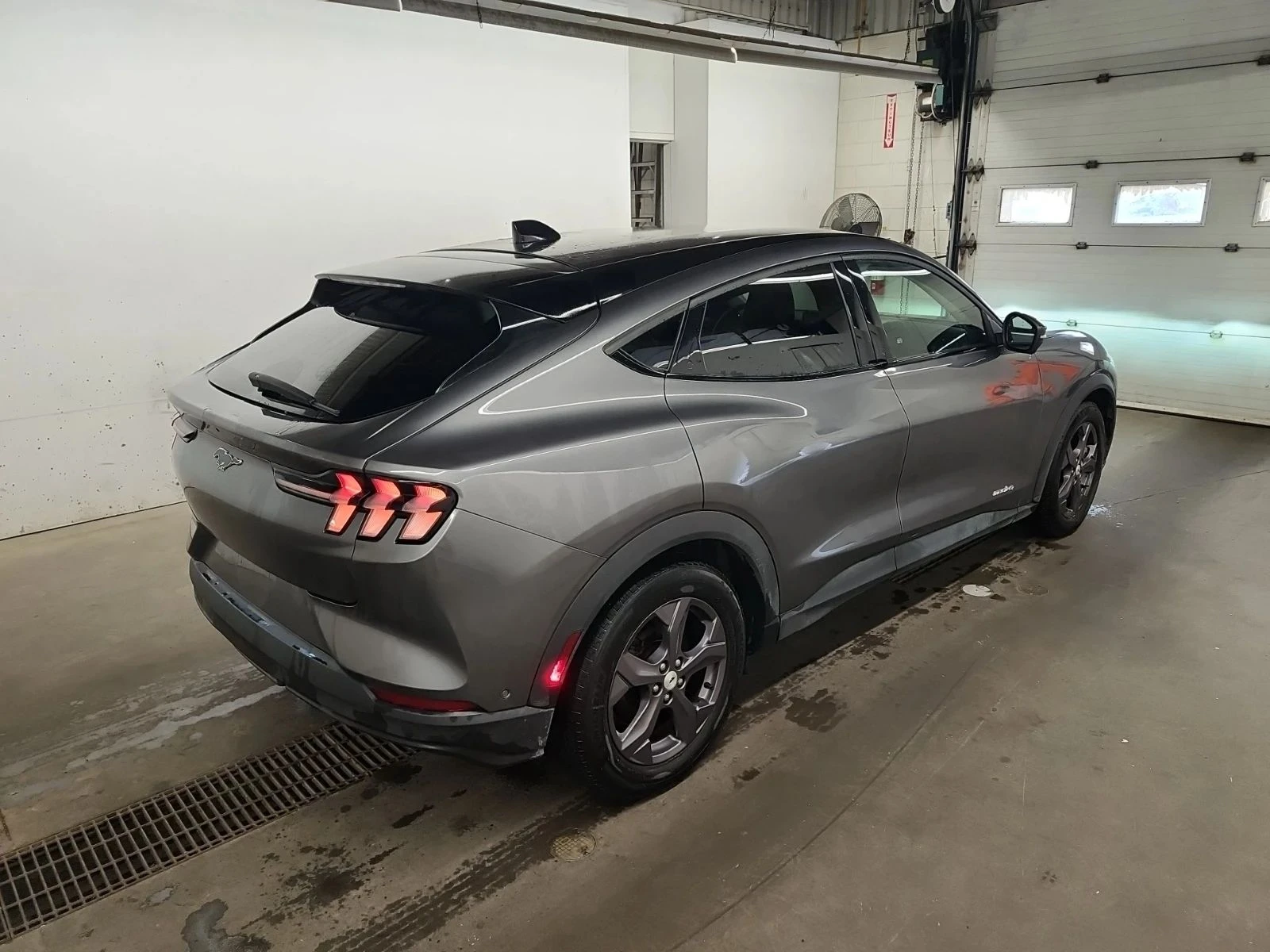Ford Mustang Mach-E, снимка 3 - Автомобили и джипове - 56716991