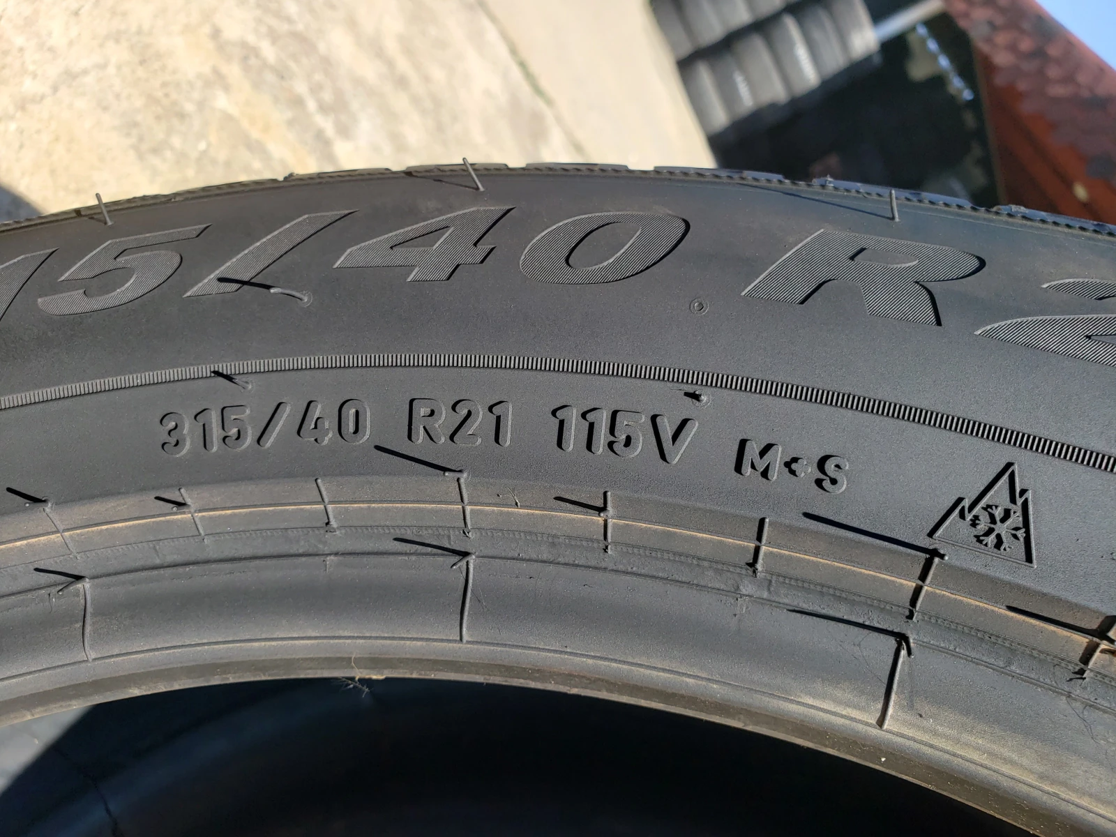 Гуми Зимни 315/40R21, снимка 7 - Гуми и джанти - 56116564