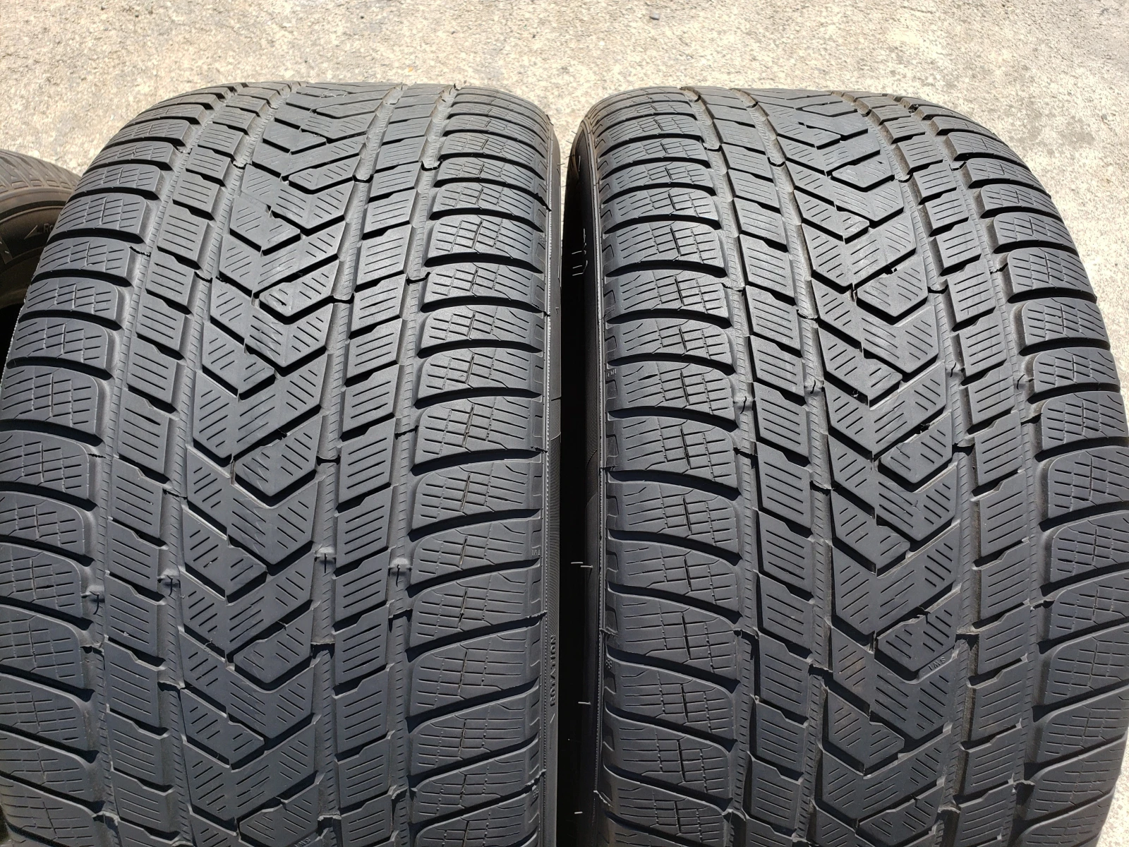 Гуми Зимни 315/40R21, снимка 2 - Гуми и джанти - 56116564