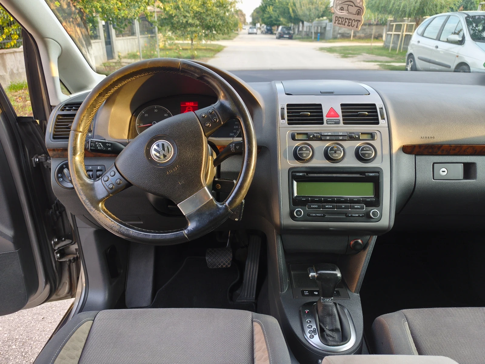 VW Touran, снимка 8 - Автомобили и джипове - 56144599