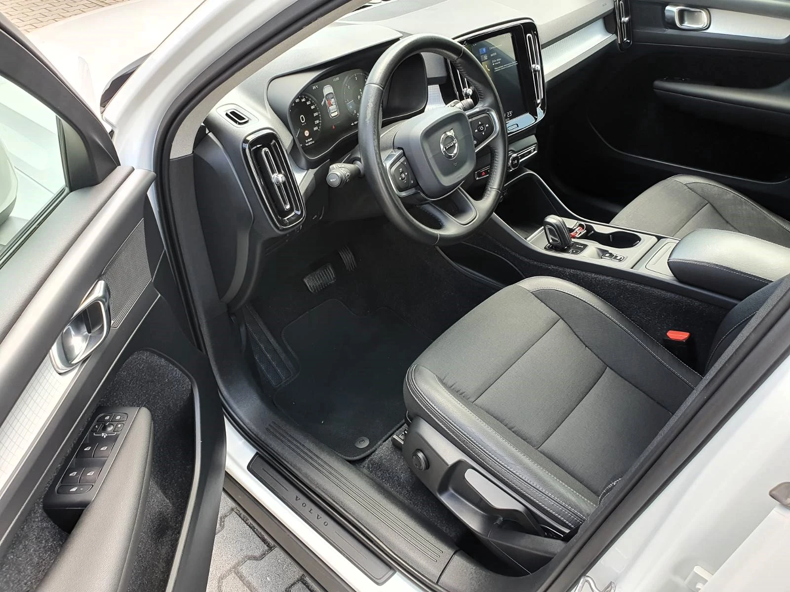 Volvo XC40 2.0d4 AWD/Automatic 8* /Business Plus - изображение 7