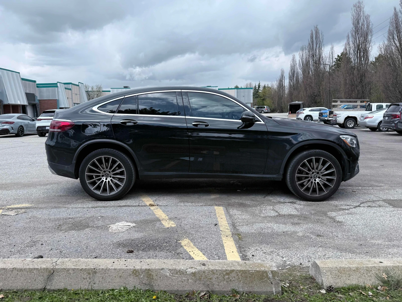 Mercedes-Benz GLC 300 ПОДГРЕВ * ПАНОРАМА * ЧЕРВЕН САЛОН * АВТО КРЕДИТ * , снимка 3 - Автомобили и джипове - 54512580