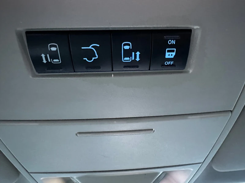 Lancia Voyager 2.8-174 к.с.-Автоматик 7 места, снимка 11 - Автомобили и джипове - 52542704