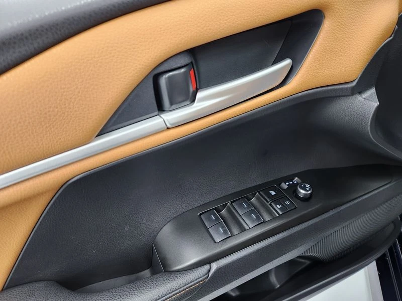 Toyota Camry 2.5 XLE Hybrid| 208к.с.| ВКЛ.ТЕХНОТЕСТ, снимка 12 - Автомобили и джипове - 55119922
