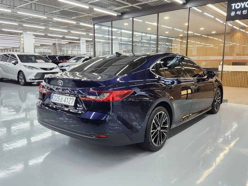 Toyota Camry 2.5 XLE Hybrid| 208к.с.| ВКЛ.ТЕХНОТЕСТ, снимка 2 - Автомобили и джипове - 55119922