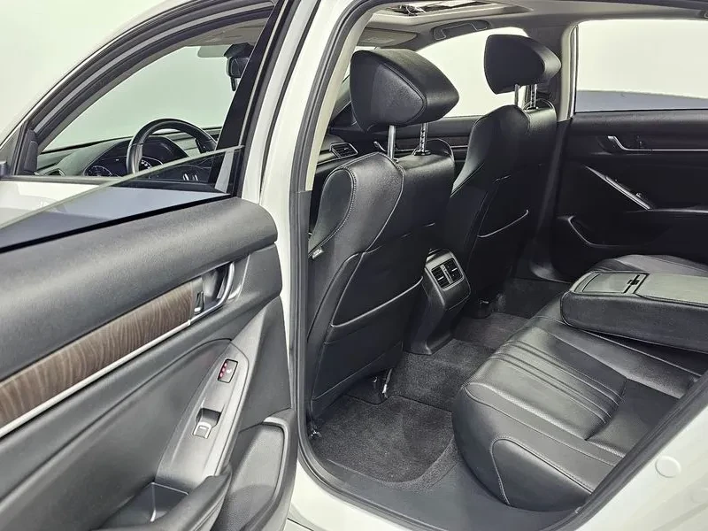 Honda Accord 1.5T Бензин, снимка 10 - Автомобили и джипове - 55476875