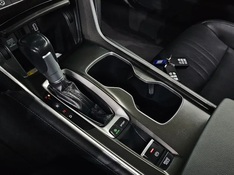 Honda Accord 1.5T Бензин, снимка 8 - Автомобили и джипове - 55476875