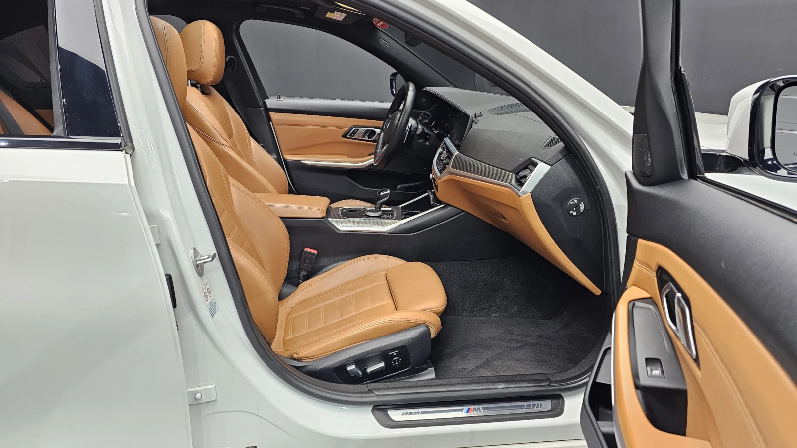 BMW 330 M-pkg| Distronic| Harman/Kardon| 360| HUD| Keyless, снимка 14 - Автомобили и джипове - 54740560