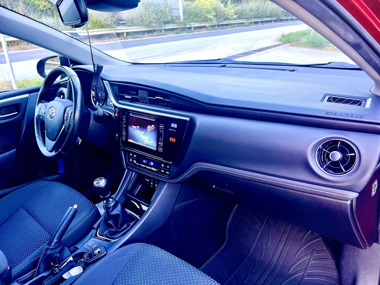 Toyota Corolla 1.6, снимка 9 - Автомобили и джипове - 56628021