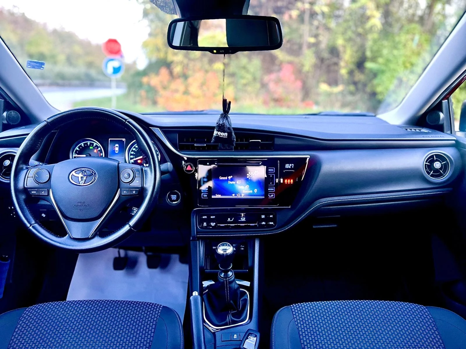 Toyota Corolla 1.6, снимка 12 - Автомобили и джипове - 56628021