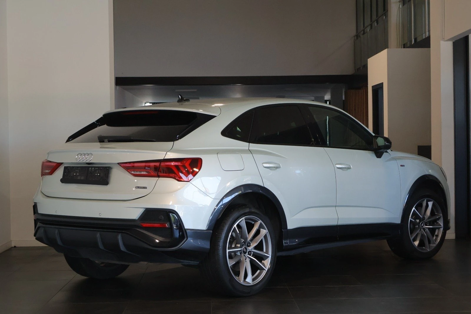 Audi Q3 Sportback 4x4!!!245кс!!Sline+ !!! - изображение 4