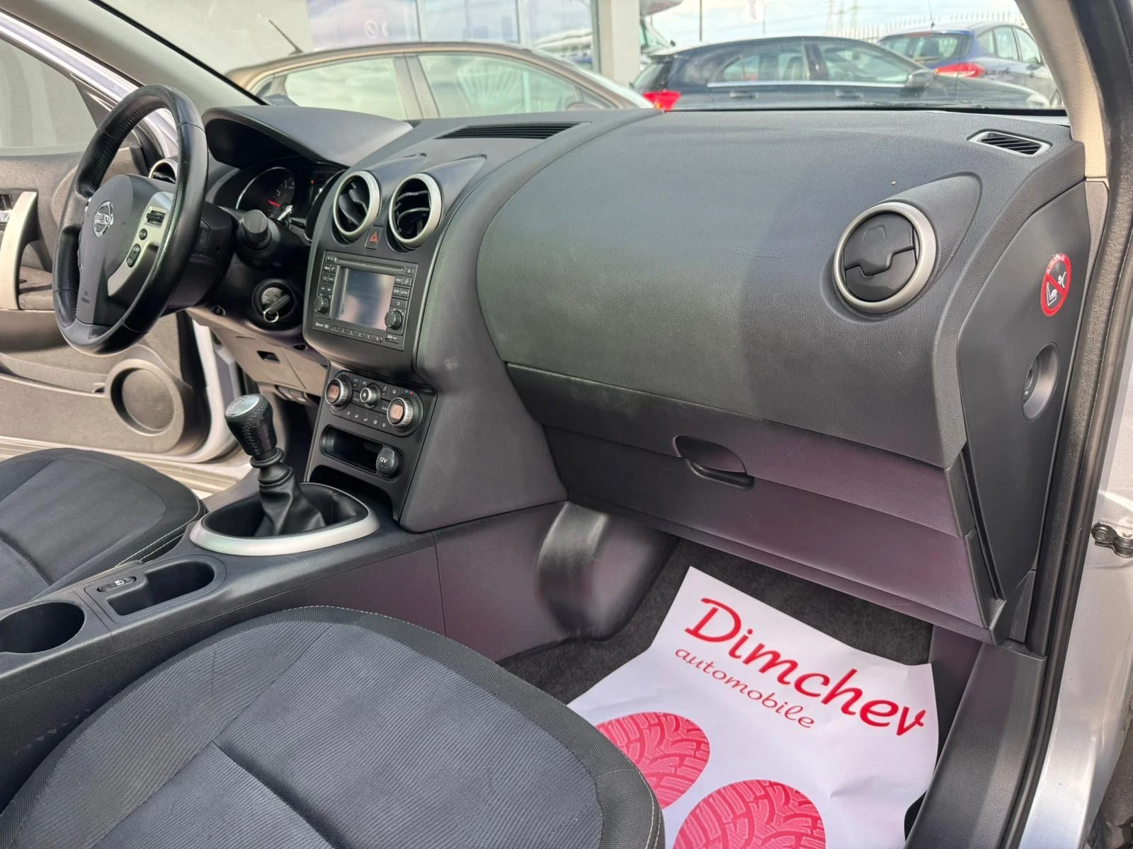 Nissan Qashqai 2, 0 , снимка 9 - Автомобили и джипове - 54008859