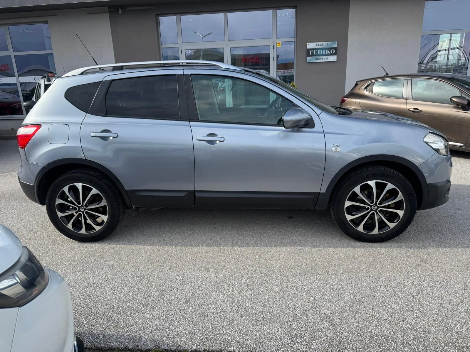 Nissan Qashqai 2, 0 , снимка 5 - Автомобили и джипове - 54008859