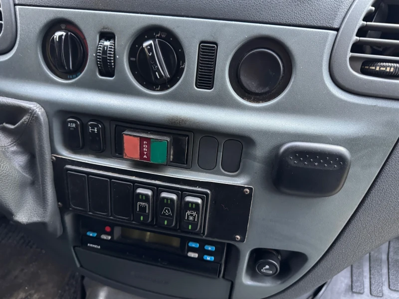 Mercedes-Benz Sprinter 413 CDI* MAXI* 2xКлиматик* Печка* Ел.врата* 20 места, снимка 5 - Бусове и автобуси - 52564578