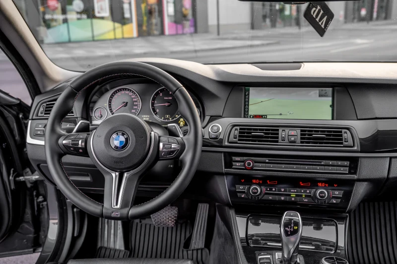 BMW 530 D X-Drive | M-Paket | Сменени Вериги | Лизинг, снимка 8 - Автомобили и джипове - 52744295