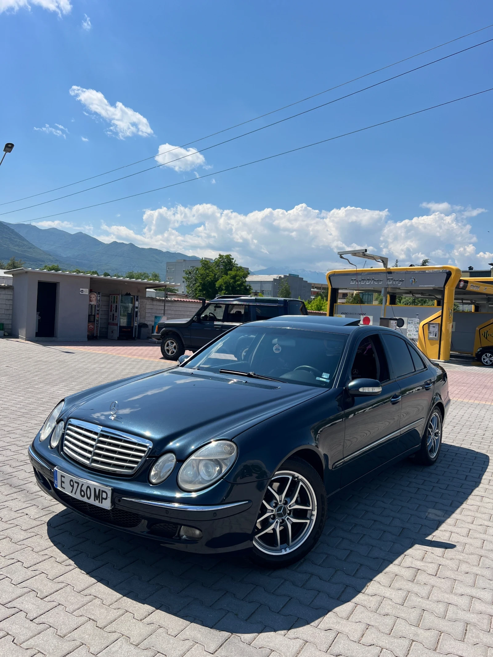 Mercedes-Benz E 220 Оборудвана с доста екстри - изображение 2