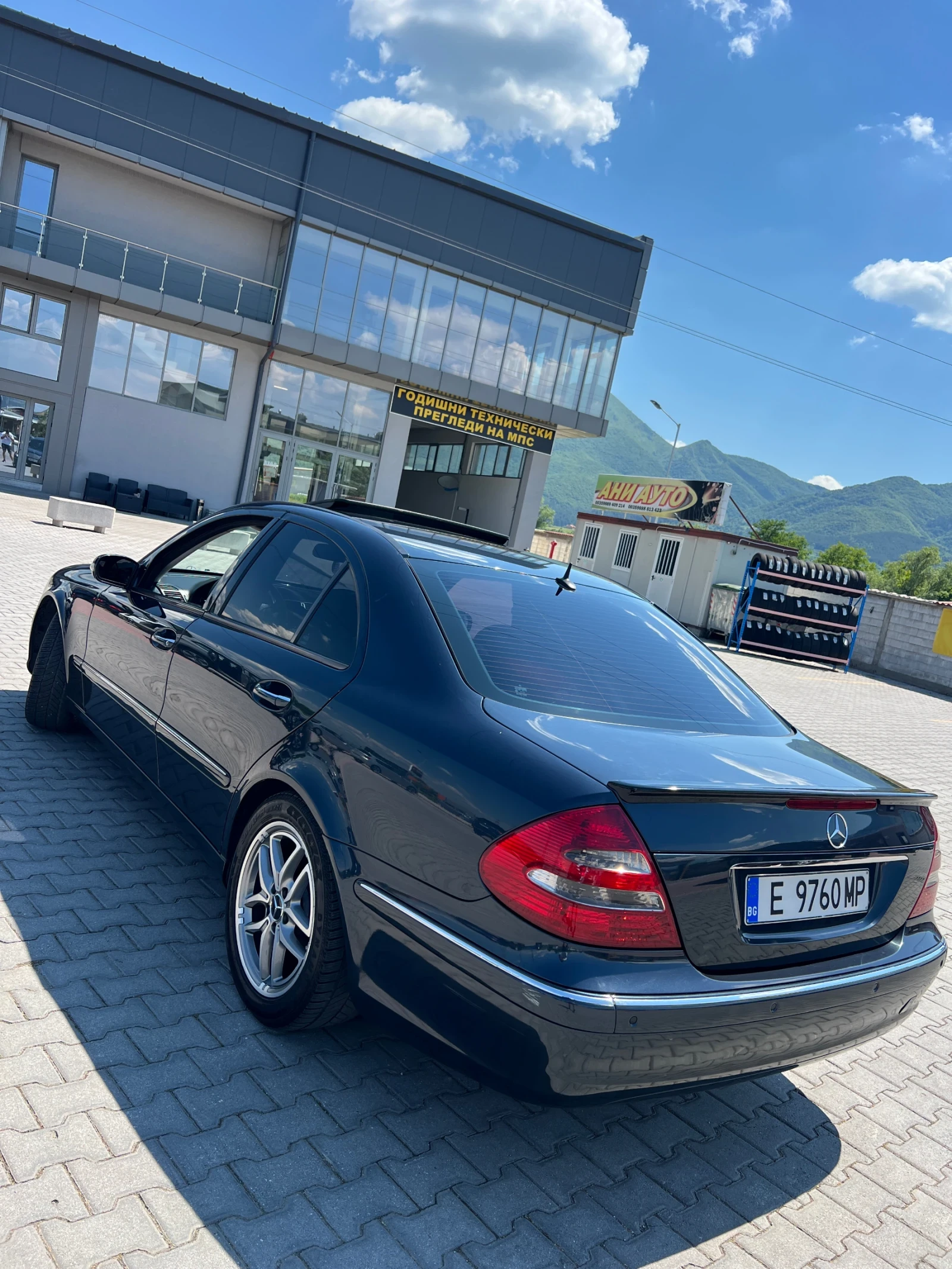 Mercedes-Benz E 220 Оборудвана с доста екстри - изображение 3