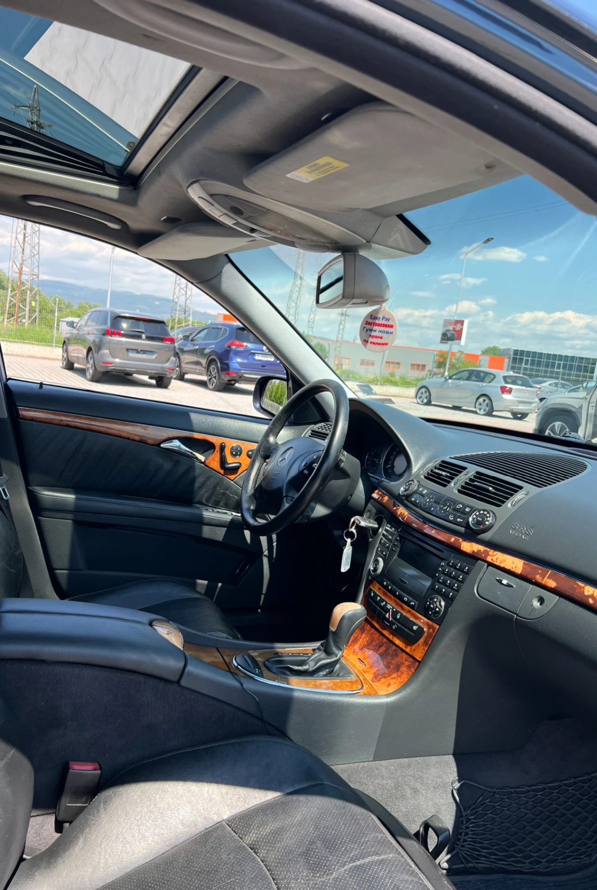Mercedes-Benz E 220 Оборудвана с доста екстри - изображение 8