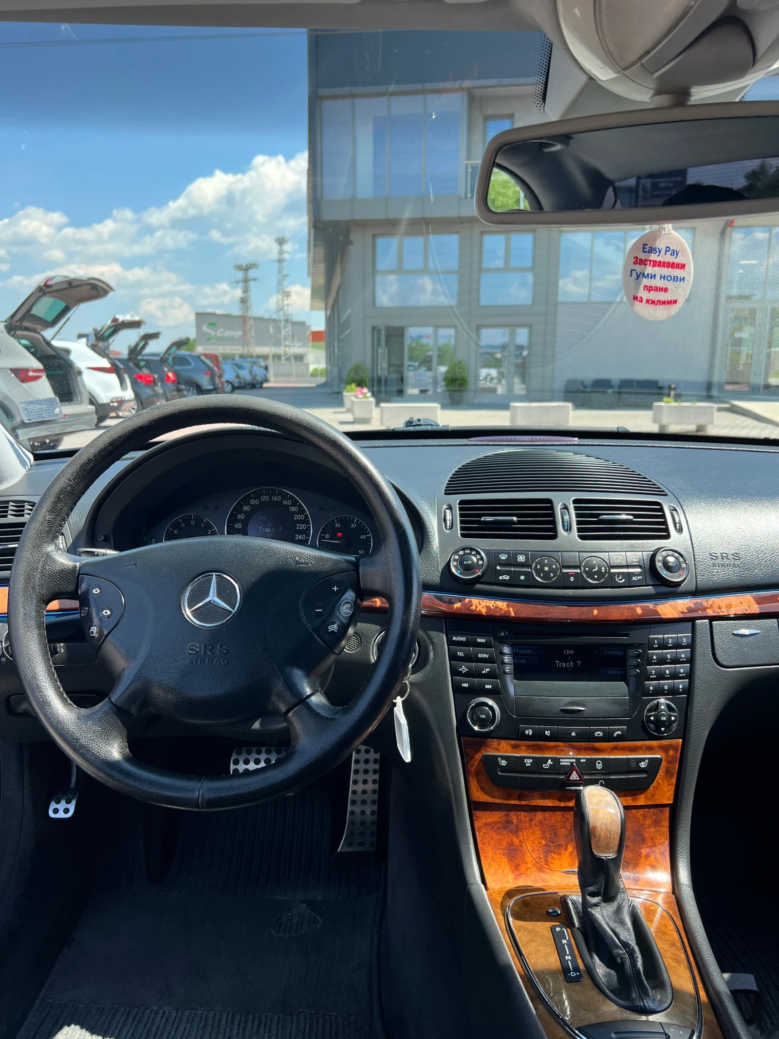 Mercedes-Benz E 220 Оборудвана с доста екстри - изображение 7