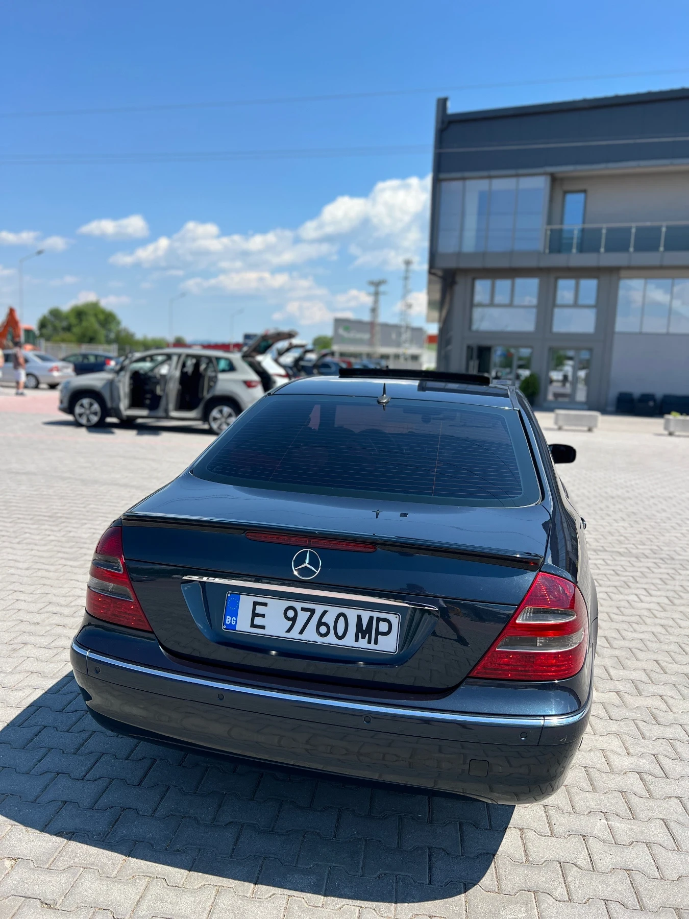 Mercedes-Benz E 220 Оборудвана с доста екстри - изображение 4