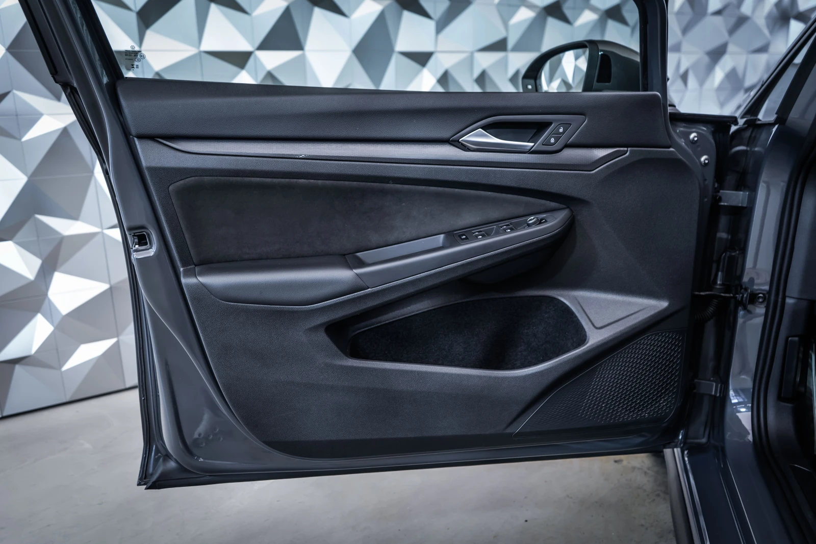 VW Golf GTI VIII  DCC* IQ.Light* Harman Kardon* ACC* , снимка 7 - Автомобили и джипове - 55799781