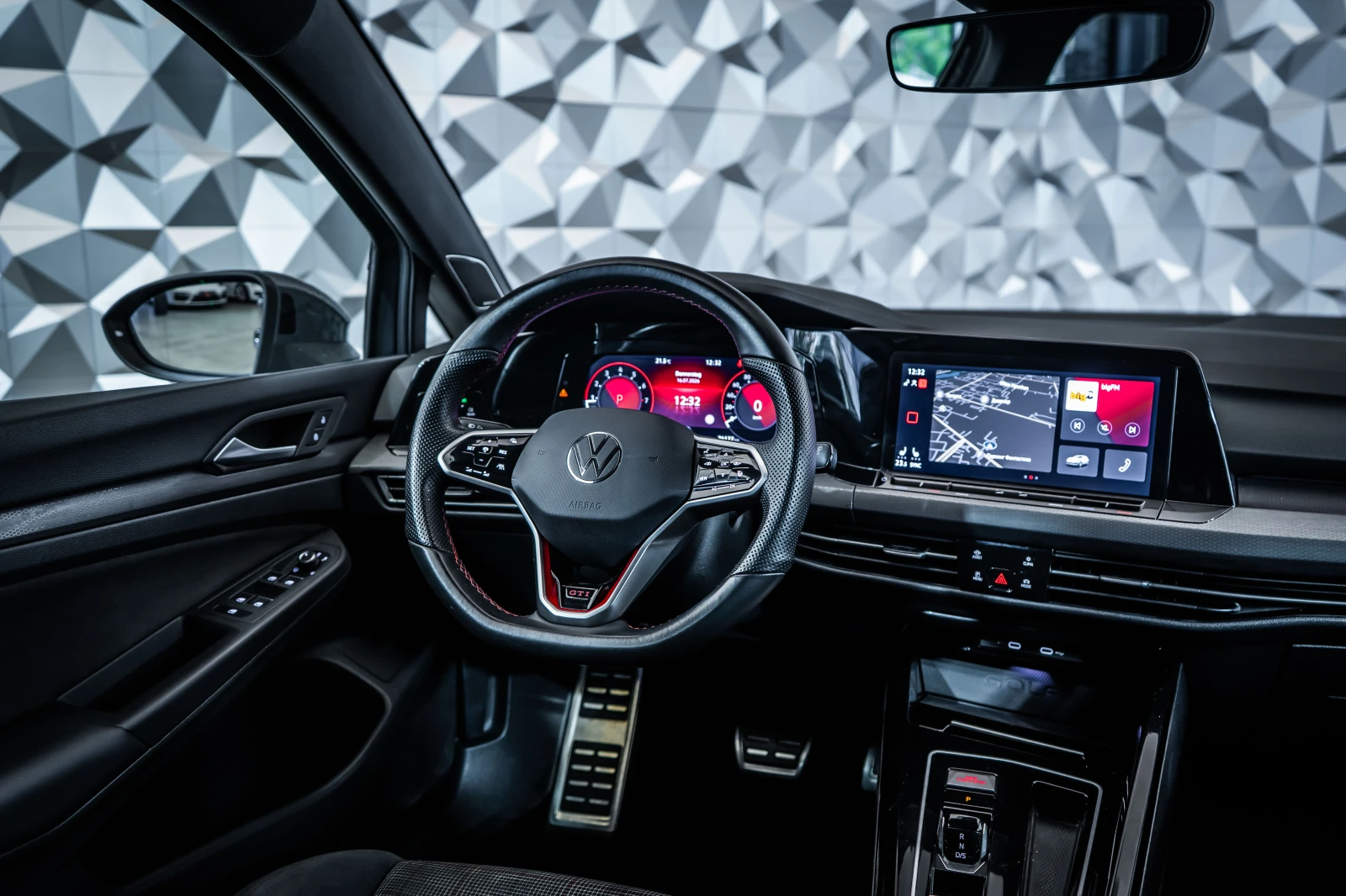 VW Golf GTI VIII  DCC* IQ.Light* Harman Kardon* ACC* , снимка 10 - Автомобили и джипове - 55799781