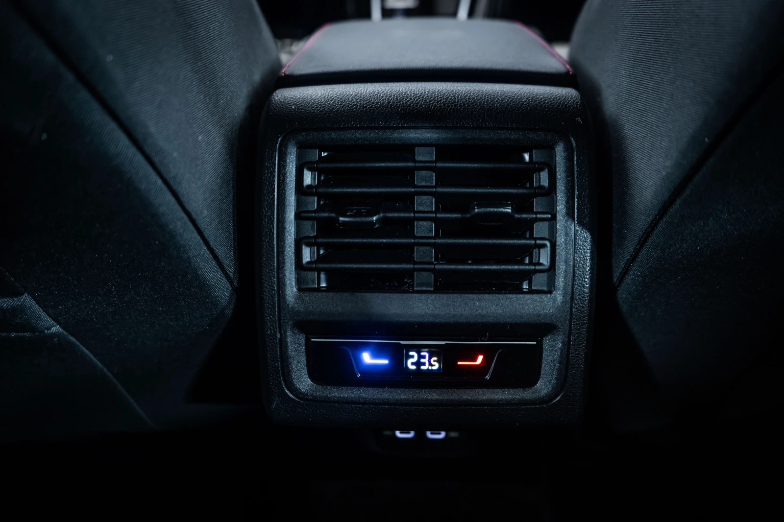 VW Golf GTI VIII  DCC* IQ.Light* Harman Kardon* ACC* , снимка 15 - Автомобили и джипове - 55799781
