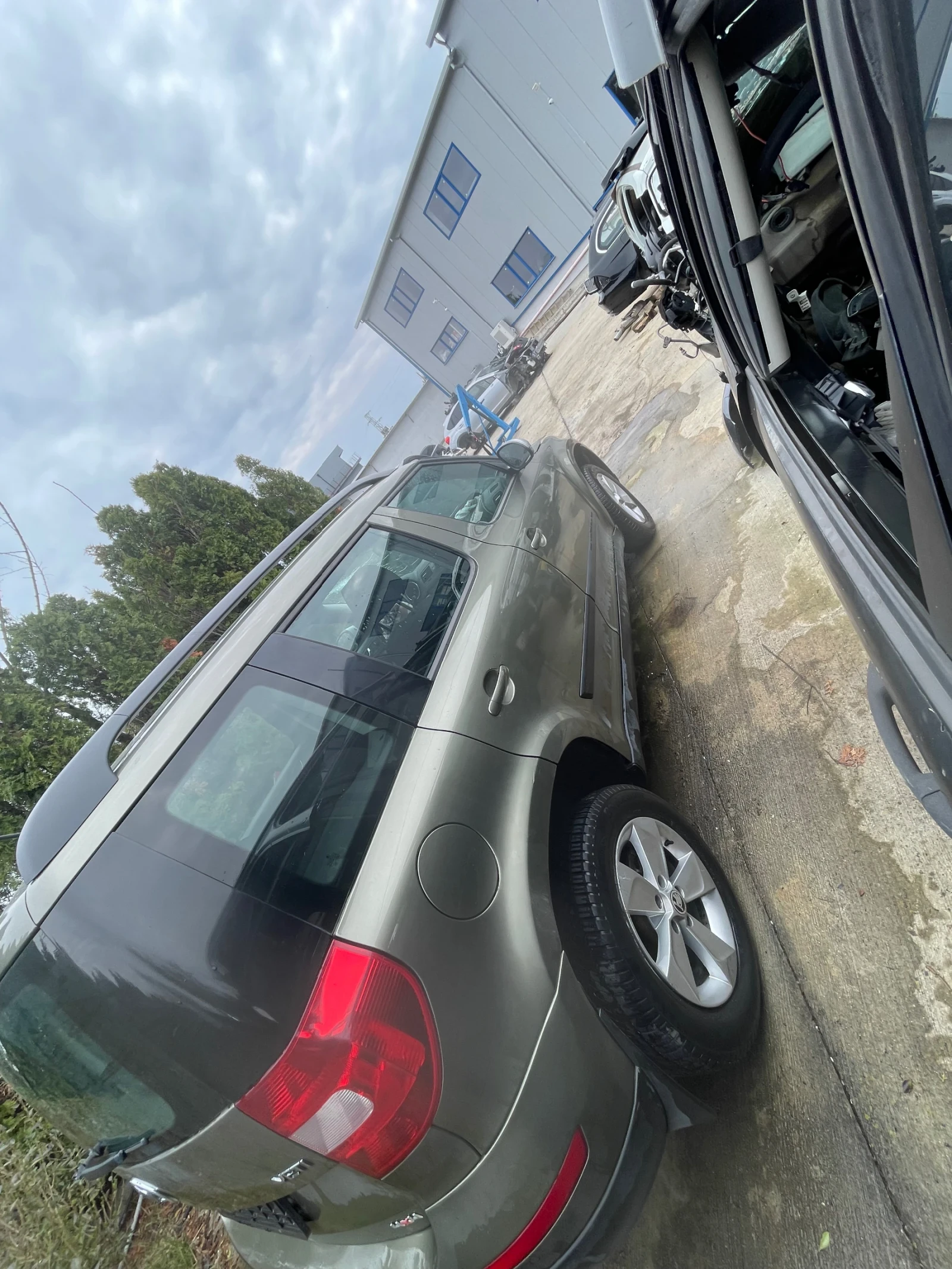 Skoda Yeti 2.0 TDI 4x4, снимка 4 - Автомобили и джипове - 54061429