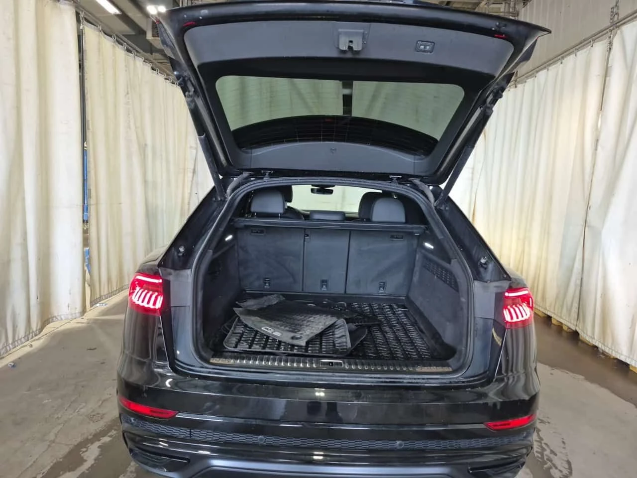 Audi Q8 55TFSI S-Line * TECHNIK * CARFAX * Oт VW * , снимка 14 - Автомобили и джипове - 54854944