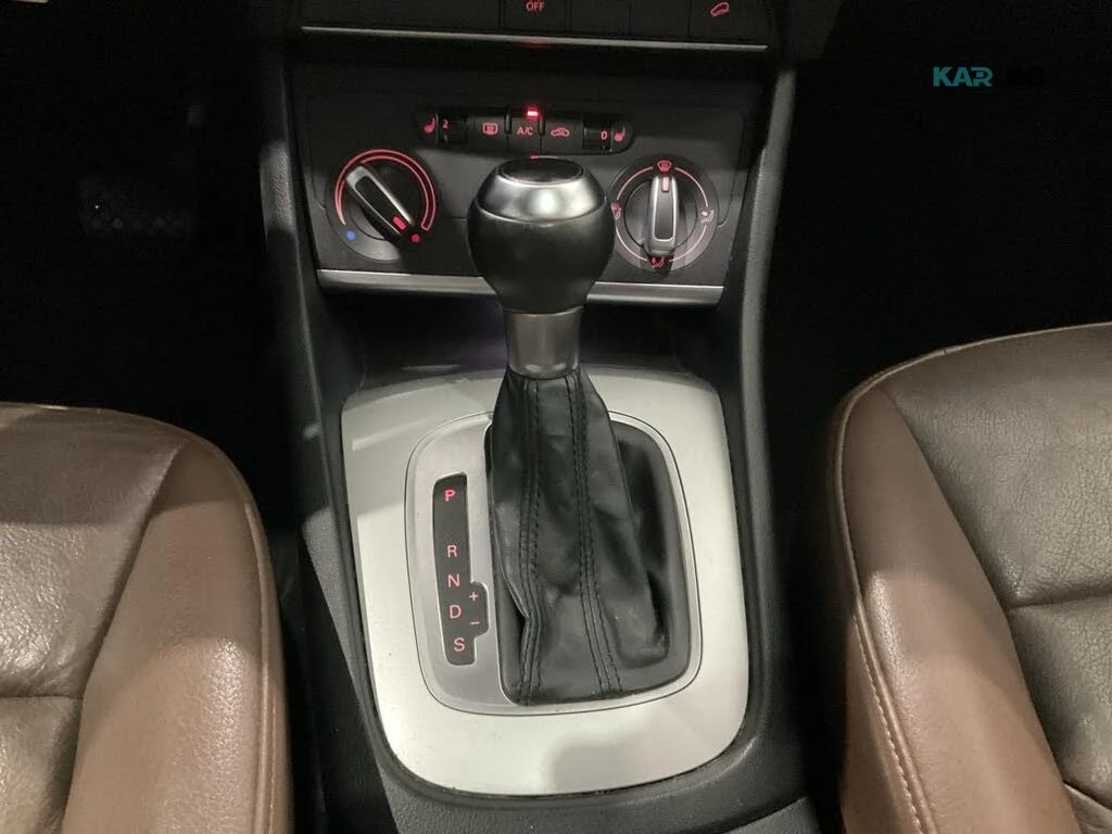 Audi Q3  quattro * Komfort * АвтоКредит * (ЦЕНА ДО БГ), снимка 14 - Автомобили и джипове - 54874995