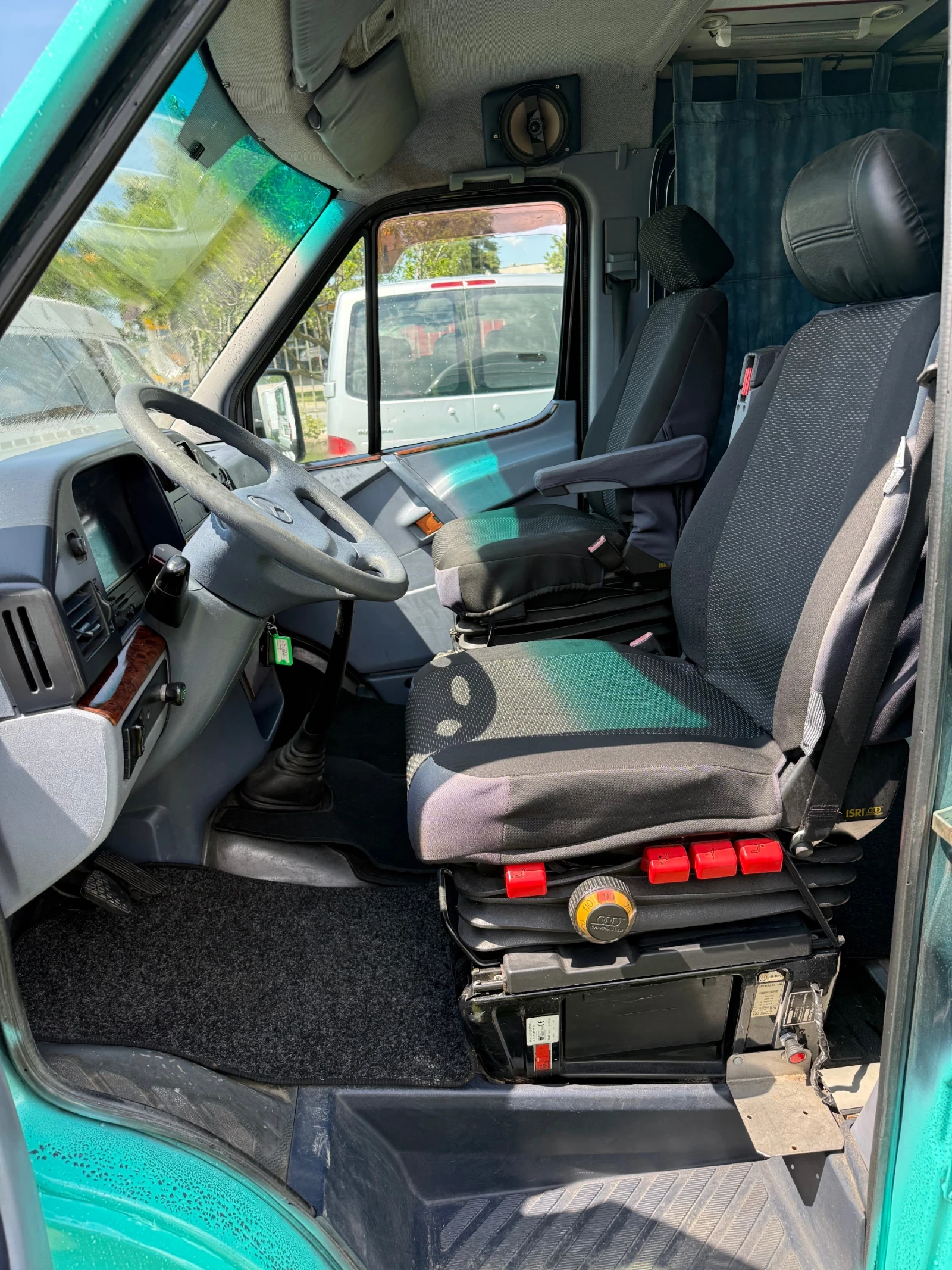 Кемпер Mercedes-Benz 212D Автоматик, снимка 5 - Каравани и кемпери - 54818309