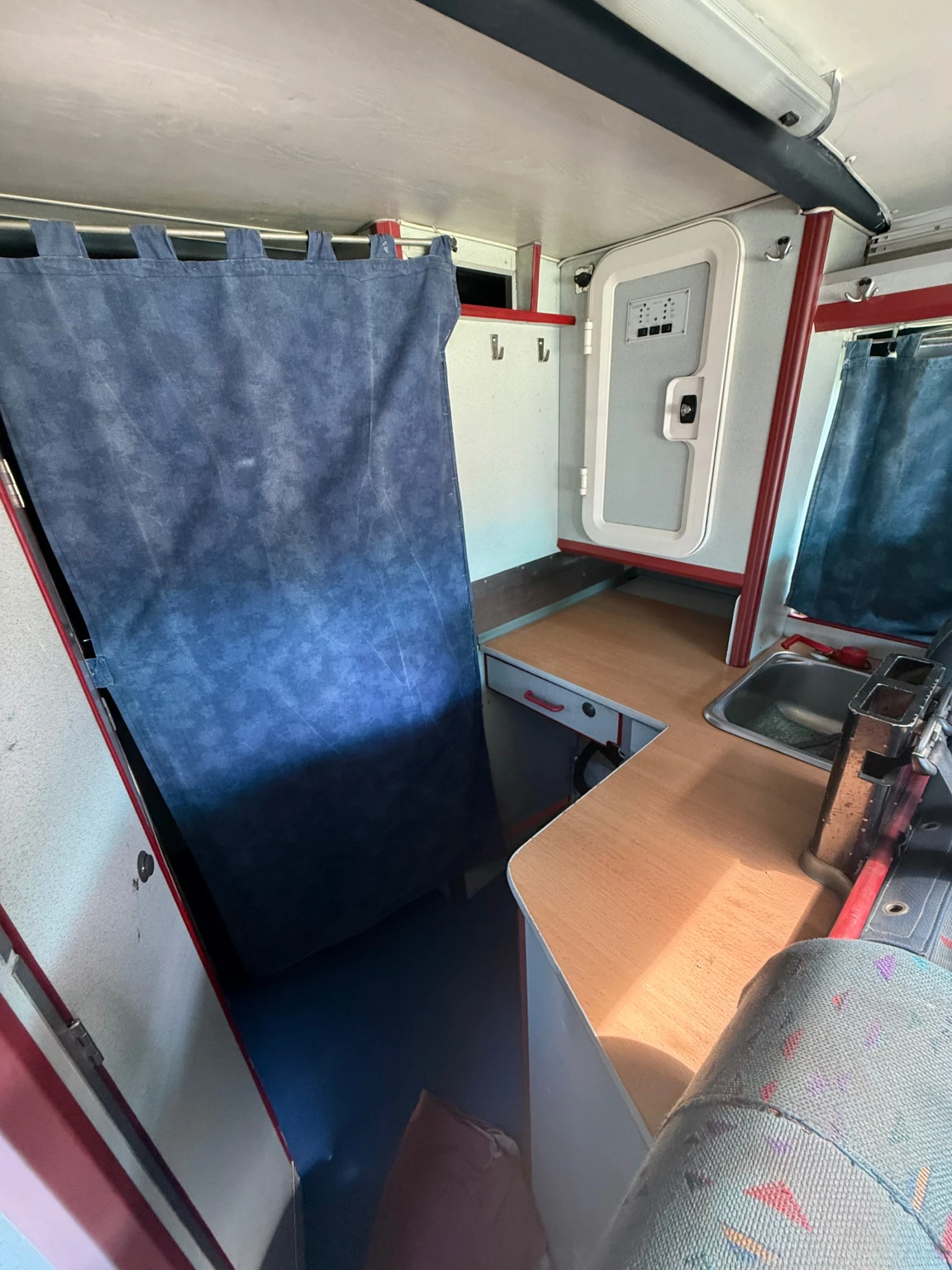 Кемпер Mercedes-Benz 212D Автоматик, снимка 11 - Каравани и кемпери - 54818309
