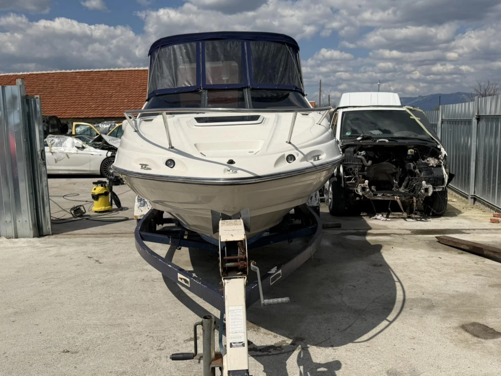 Моторна яхта Regal 1950 LSC, снимка 8 - Воден транспорт - 54137240