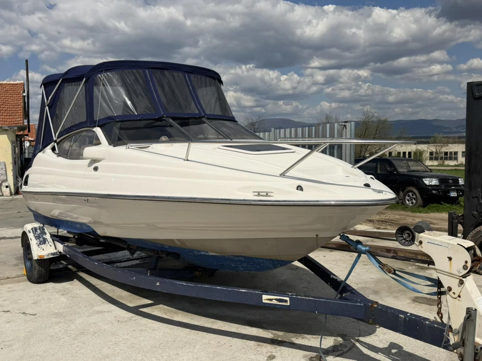 Моторна яхта Regal 1950 LSC, снимка 7 - Воден транспорт - 54137240