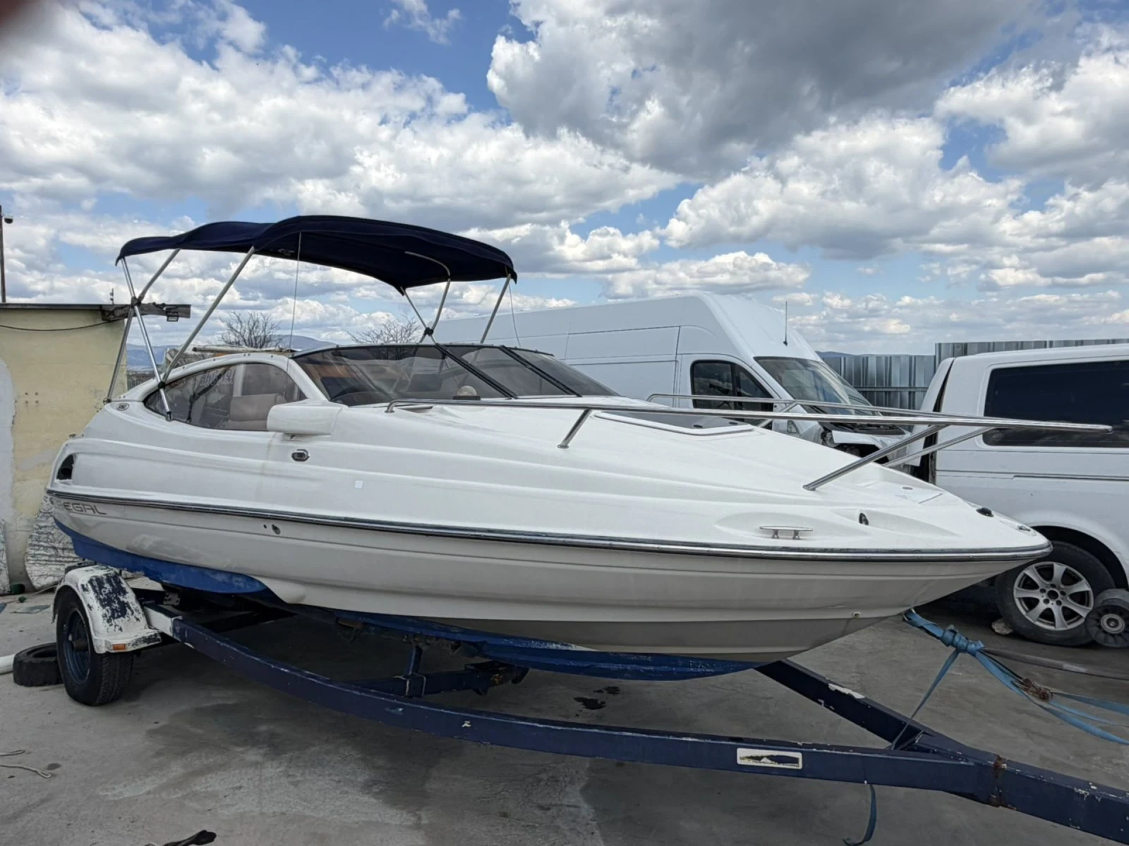 Моторна яхта Regal 1950 LSC, снимка 3 - Воден транспорт - 54137240