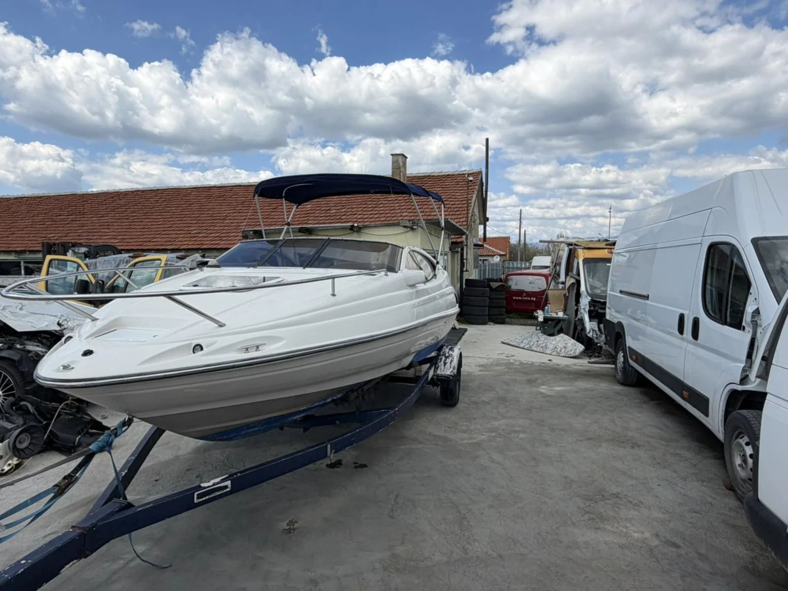 Моторна яхта Regal 1950 LSC, снимка 5 - Воден транспорт - 54137240