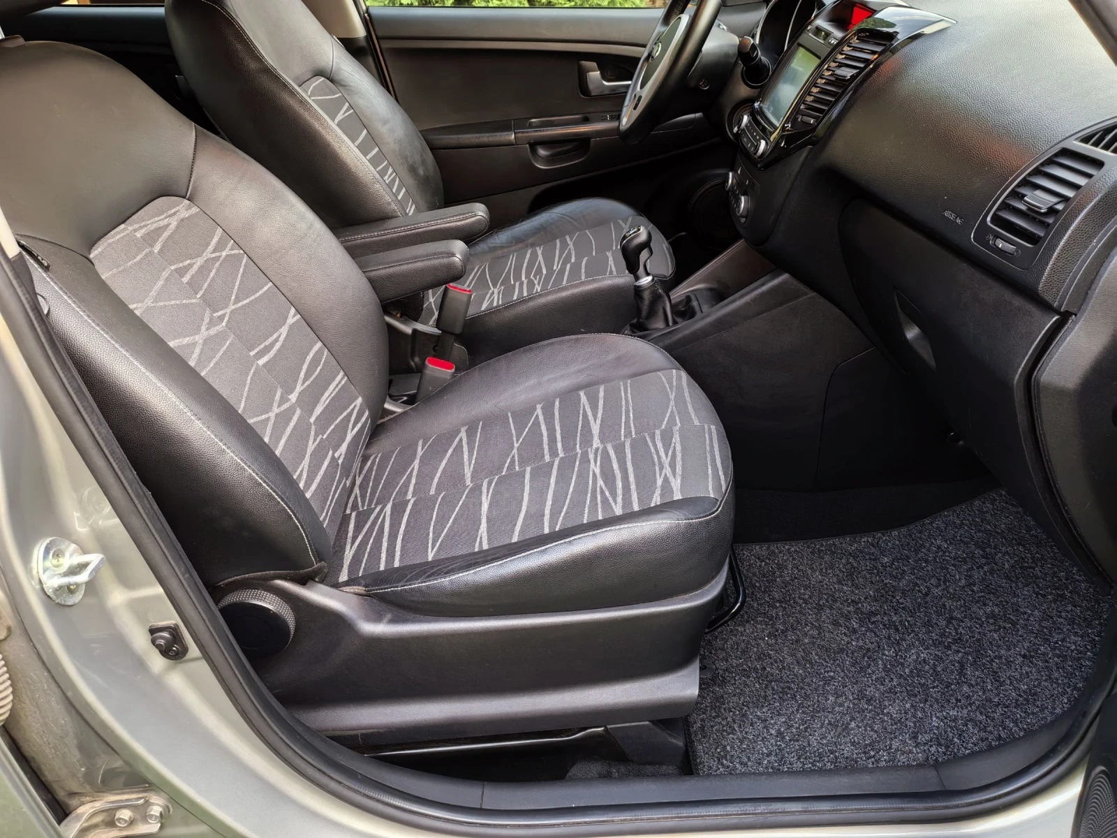 Kia Venga 1.4 d 90k. TОП , снимка 13 - Автомобили и джипове - 53816321