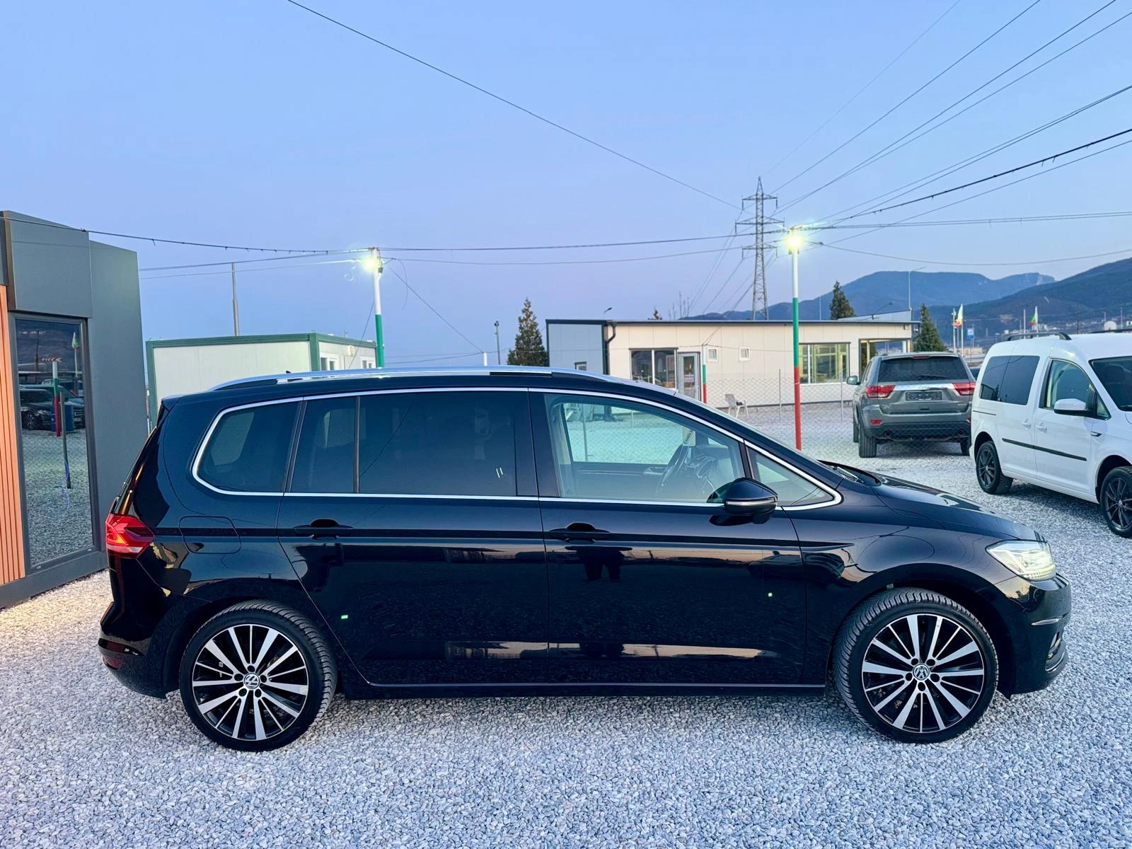 VW Touran ::2.0TDI::FACELIFT::DSG::1 собственик, снимка 4 - Автомобили и джипове - 53844357