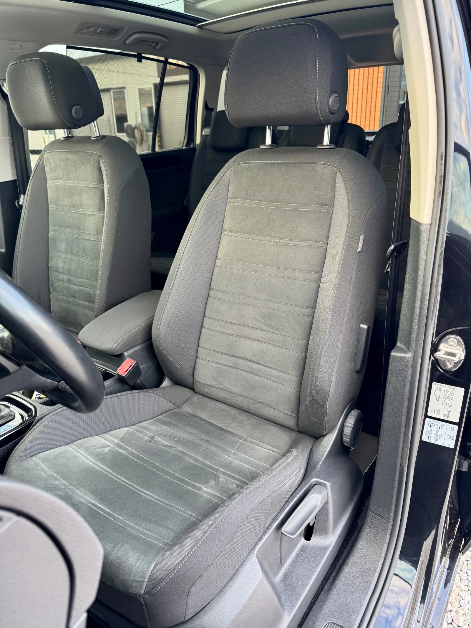 VW Touran ::2.0TDI::FACELIFT::DSG::1 собственик, снимка 11 - Автомобили и джипове - 53844357