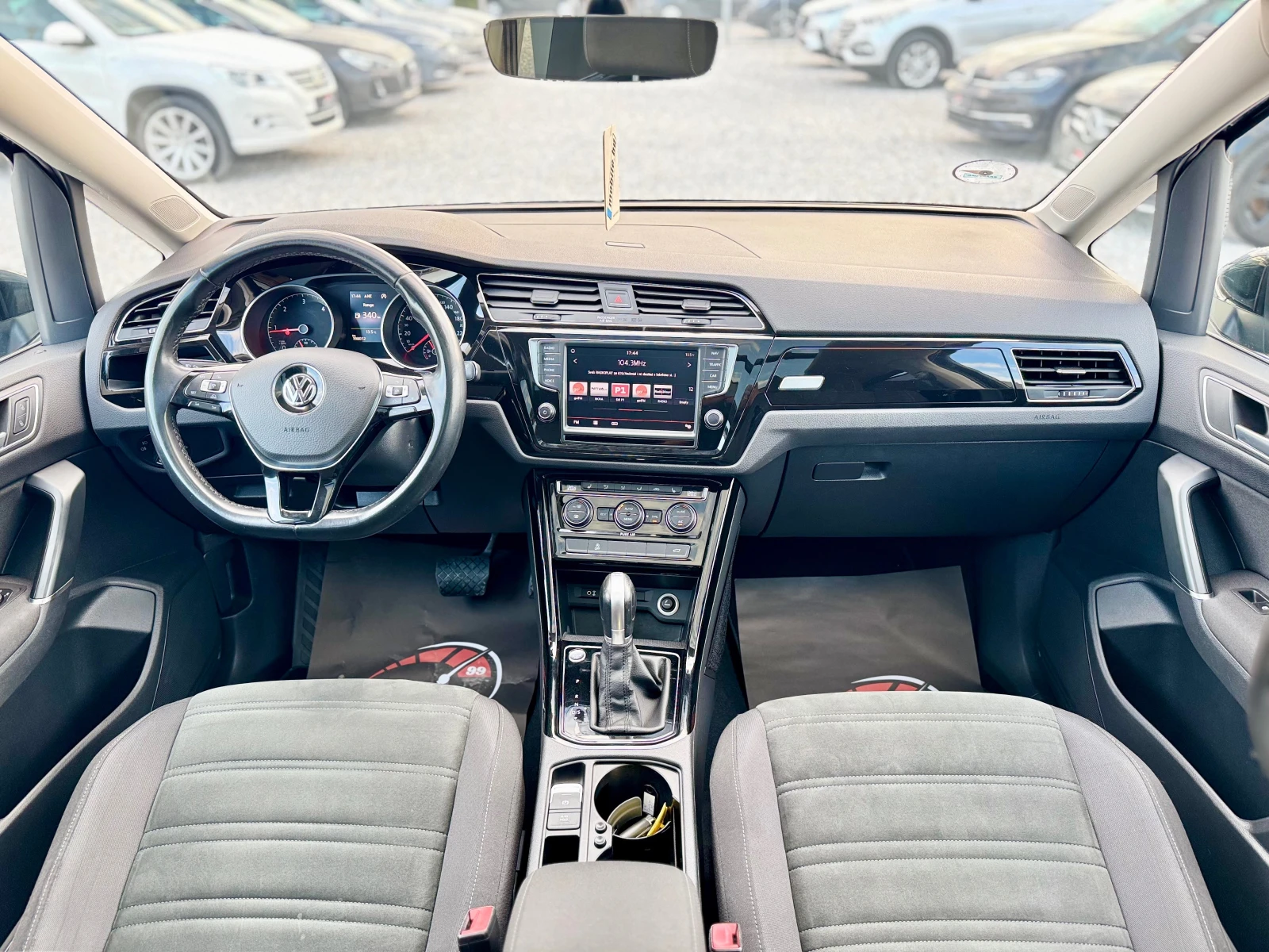 VW Touran ::2.0TDI::FACELIFT::DSG::1 собственик, снимка 10 - Автомобили и джипове - 53844357