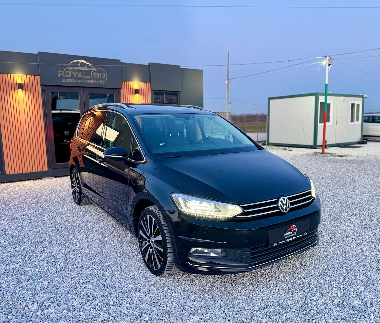VW Touran ::2.0TDI::FACELIFT::DSG::1 собственик, снимка 3 - Автомобили и джипове - 53844357