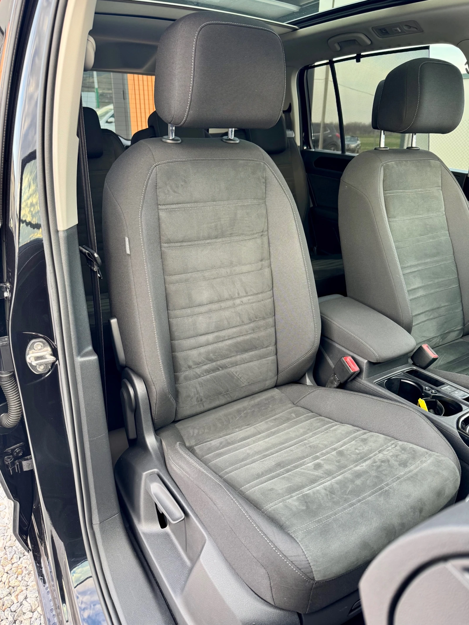 VW Touran ::2.0TDI::FACELIFT::DSG::1 собственик, снимка 12 - Автомобили и джипове - 53844357