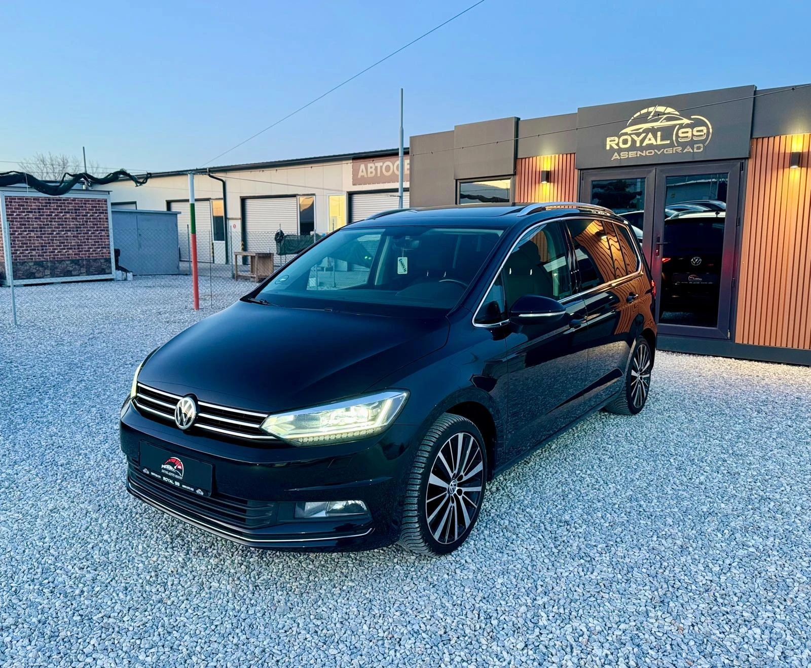 VW Touran ::2.0TDI::FACELIFT::DSG::1 собственик, снимка 2 - Автомобили и джипове - 53844357