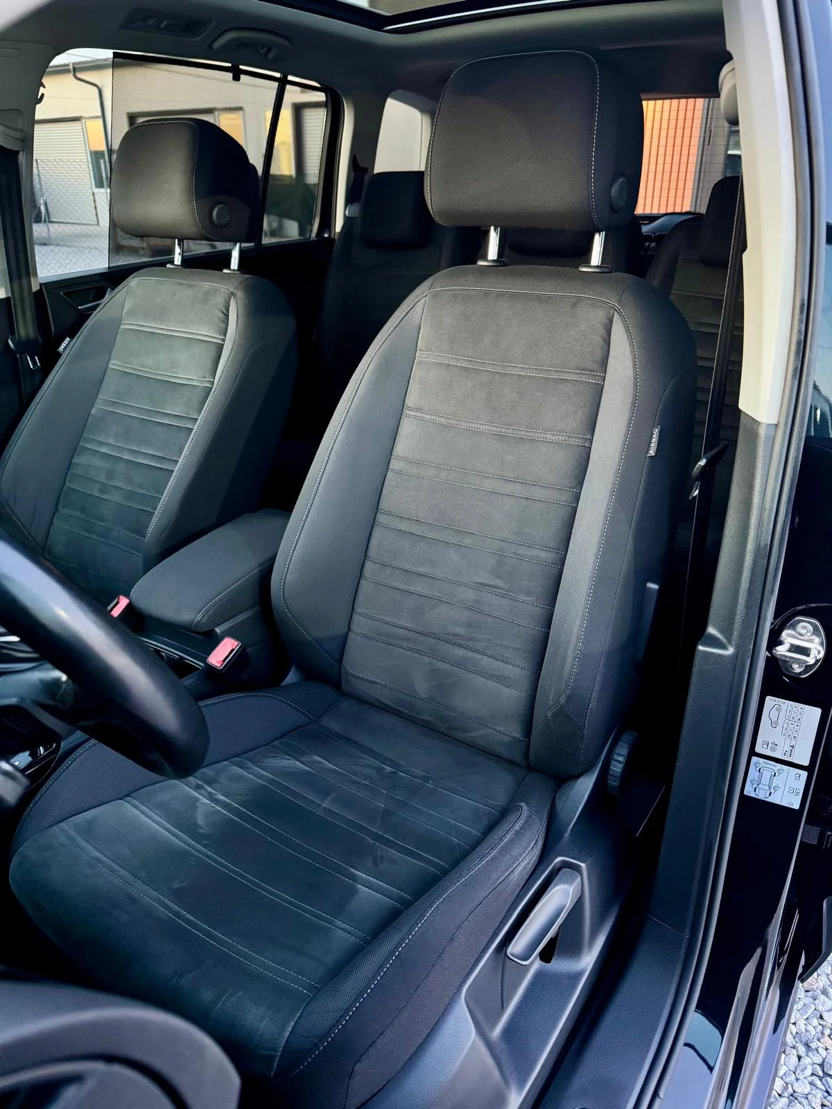 VW Touran ::2.0TDI::FACELIFT::DSG::1 собственик, снимка 11 - Автомобили и джипове - 53844357