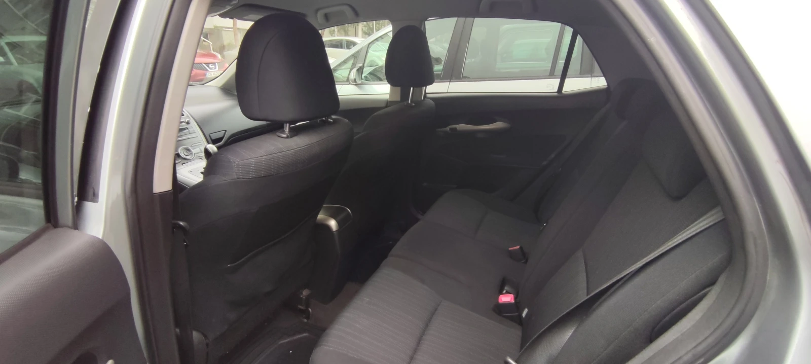 Toyota Auris, снимка 11 - Автомобили и джипове - 56080354