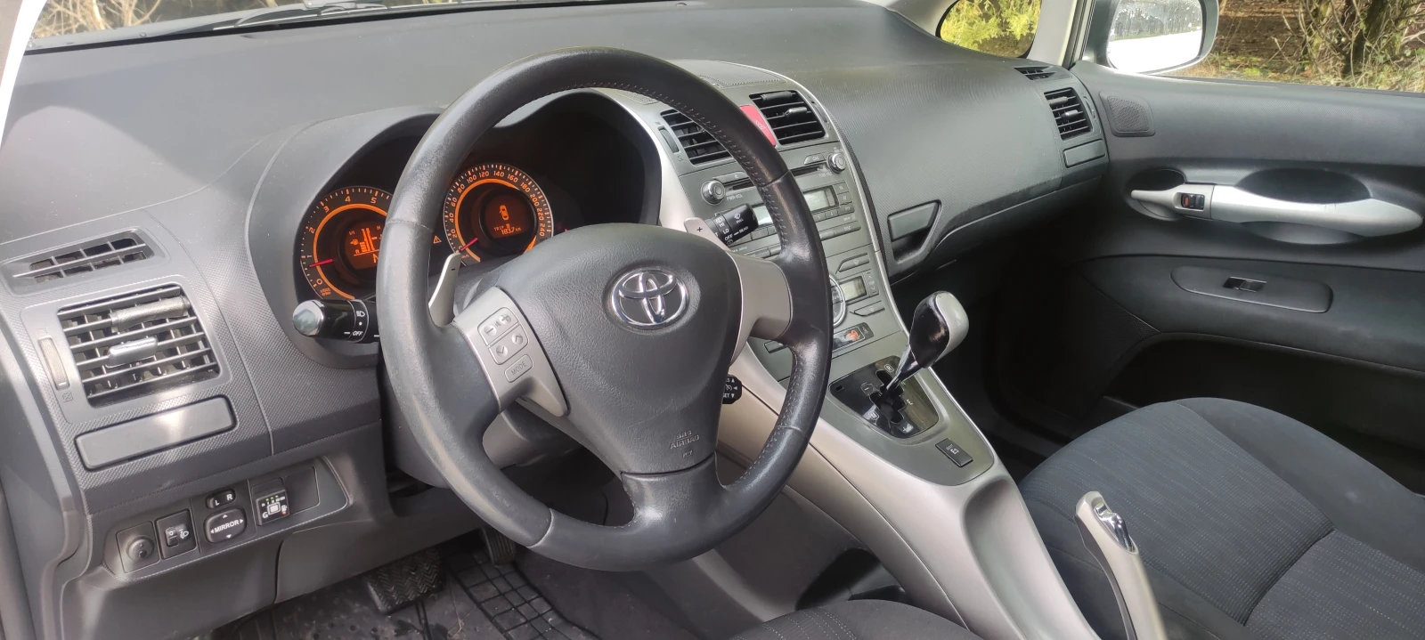 Toyota Auris, снимка 7 - Автомобили и джипове - 56080354