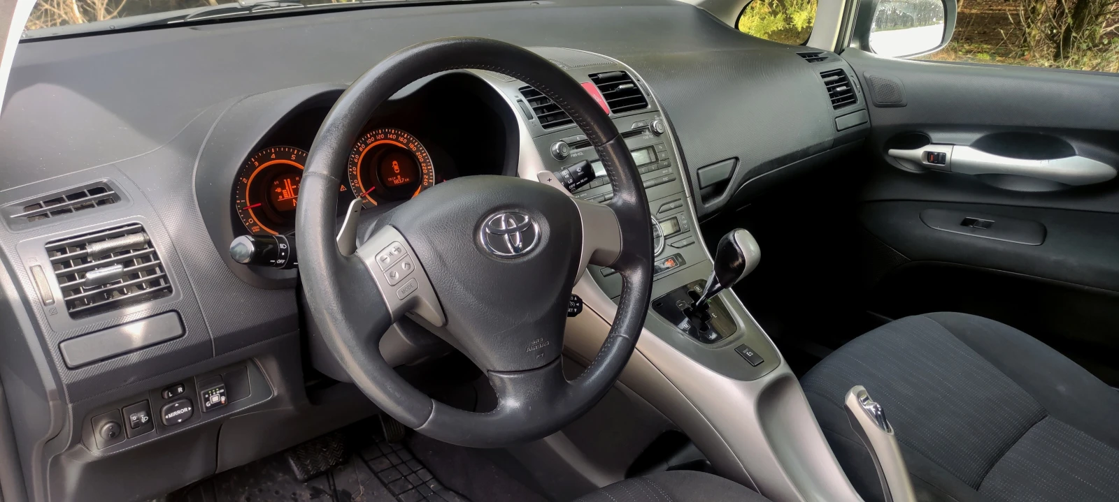 Toyota Auris, снимка 6 - Автомобили и джипове - 56080354
