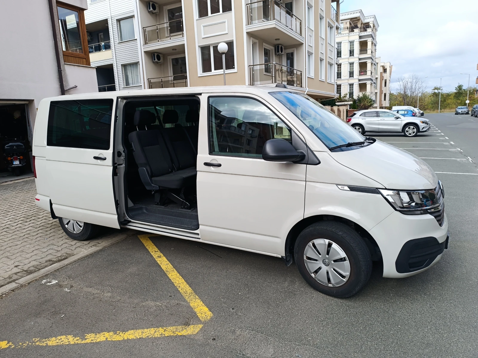 VW Transporter 6.1 window van, снимка 2 - Бусове и автобуси - 56645135